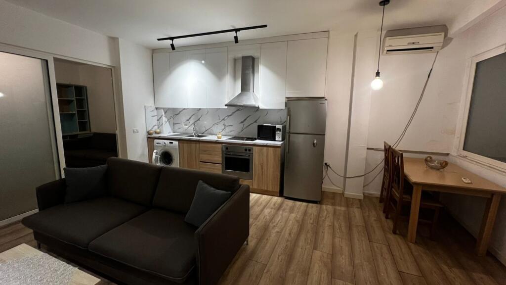 Jepet me qera apartament 1+1 tek Rruga e Barrikadave
