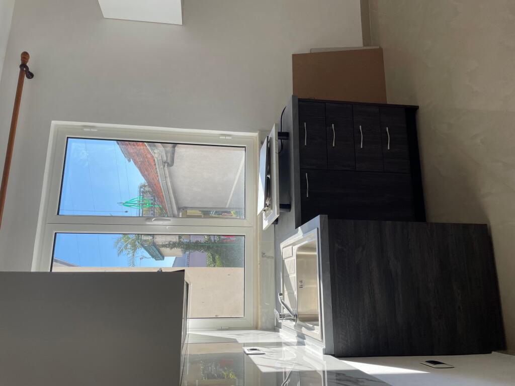 Empty 1+1 apartment for rent between 5 Maj and Siri Kodra street