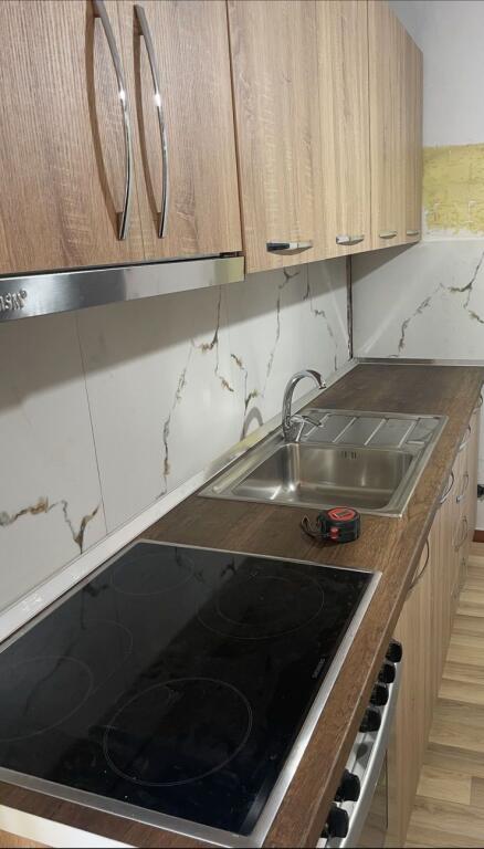 Jepet me qera 1+1 mobiluar kat 2 te stacioni trenit 50000 lek