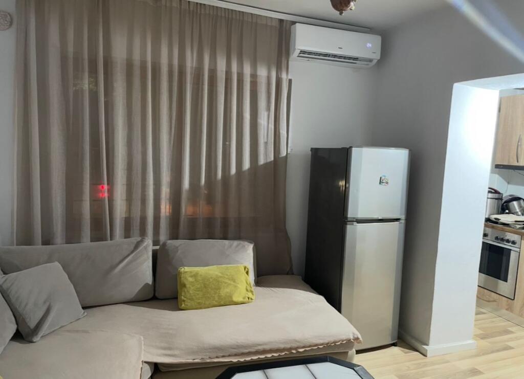 Jepet me qera 1+1 mobiluar kat 2 te stacioni trenit 50000 lek