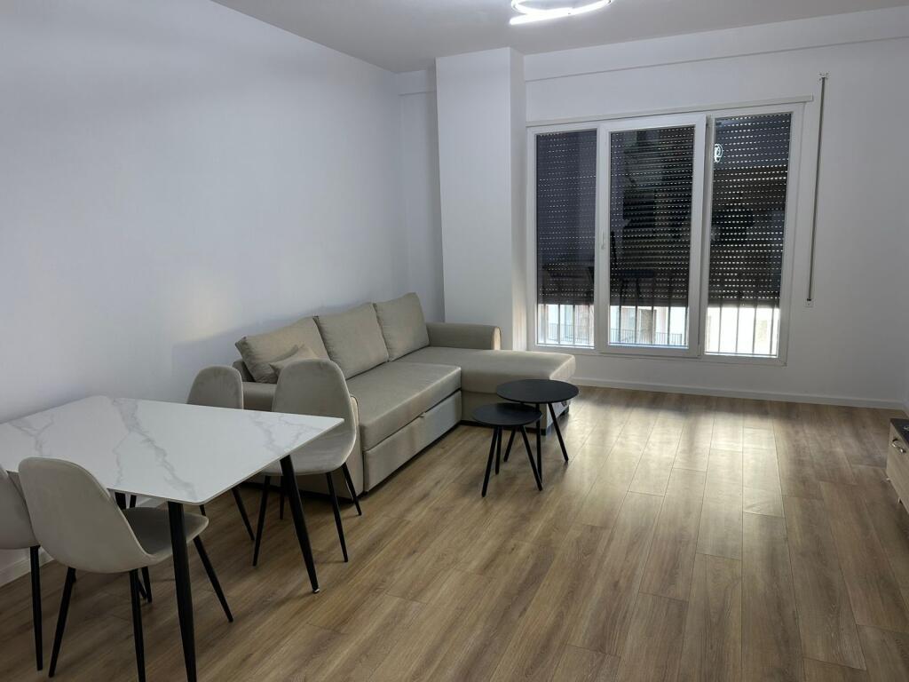 1+1, mobile per la prima volta, zaino rosso per la scuola, prezzo 630 euro