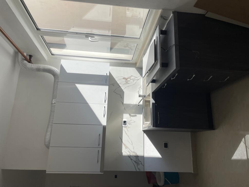 Empty 1+1 apartment for rent between 5 Maj and Siri Kodra street