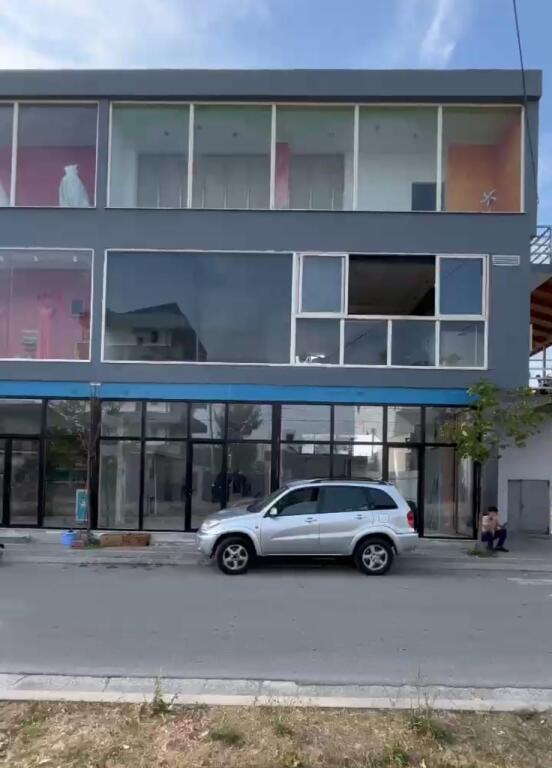 Vendiamo locali commerciali tre piani una villa con una superficie di 300 metri quadrati