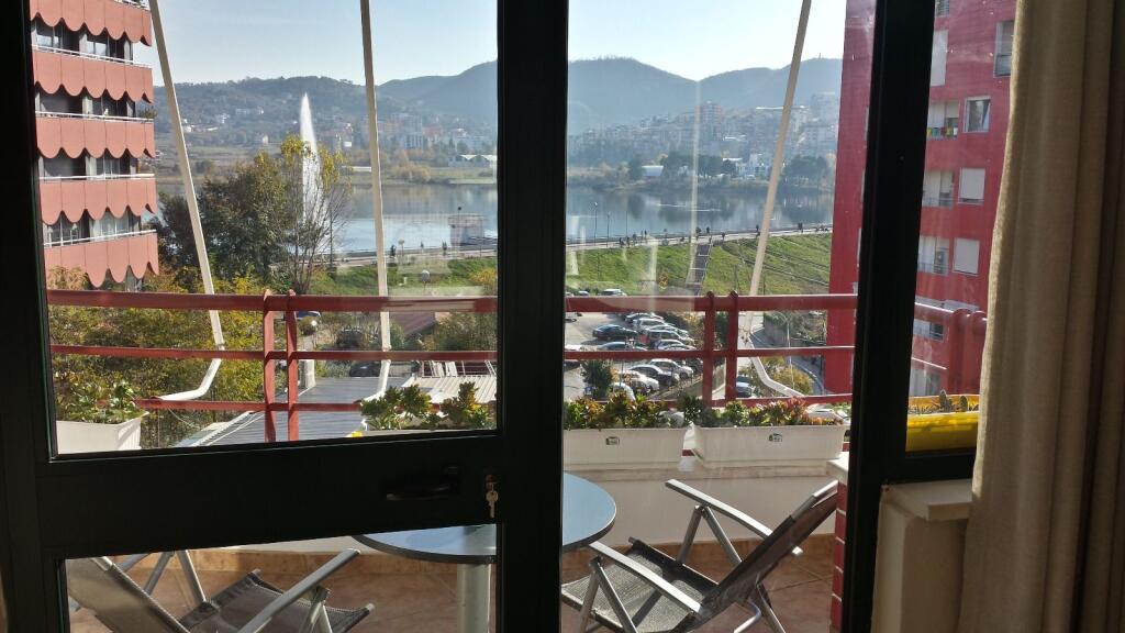 Jepet  me qera apartament  3+1 +2 dhe 1 post parkim (Gjimnazi Petro Nini)