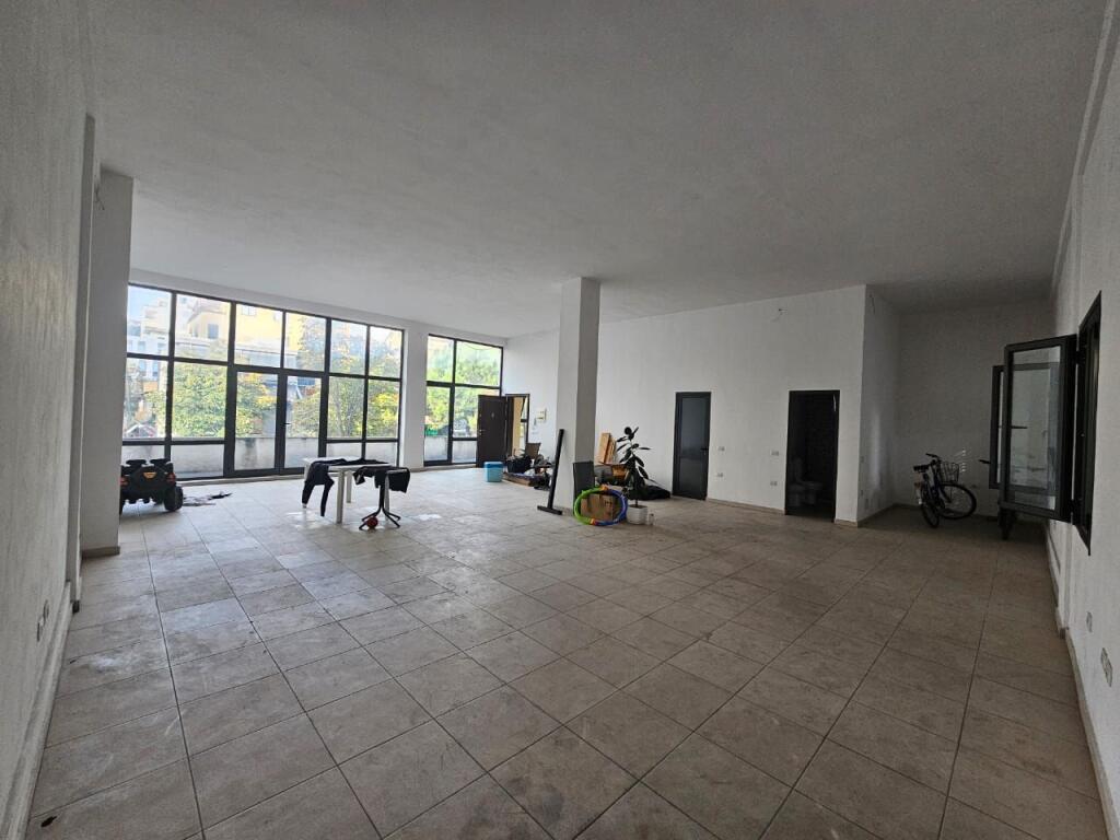 LARGE BUSINESS PREMISES FOR RENT WITH NATURAL LIGHTING AND BALCONY, DURRES HOSPITAL!!!!!