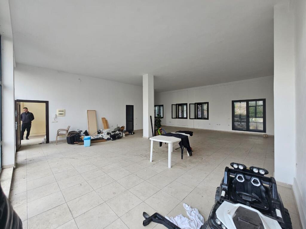 LARGE BUSINESS PREMISES FOR RENT WITH NATURAL LIGHTING AND BALCONY, DURRES HOSPITAL!!!!!