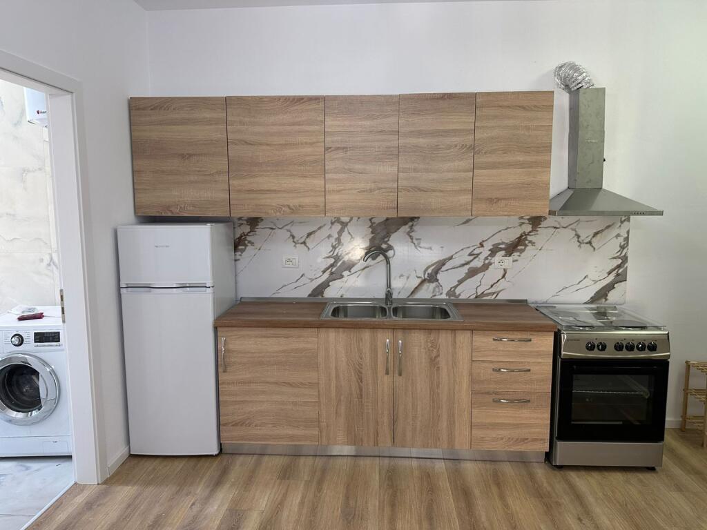 1+1, mobile per la prima volta, zaino rosso per la scuola, prezzo 630 euro