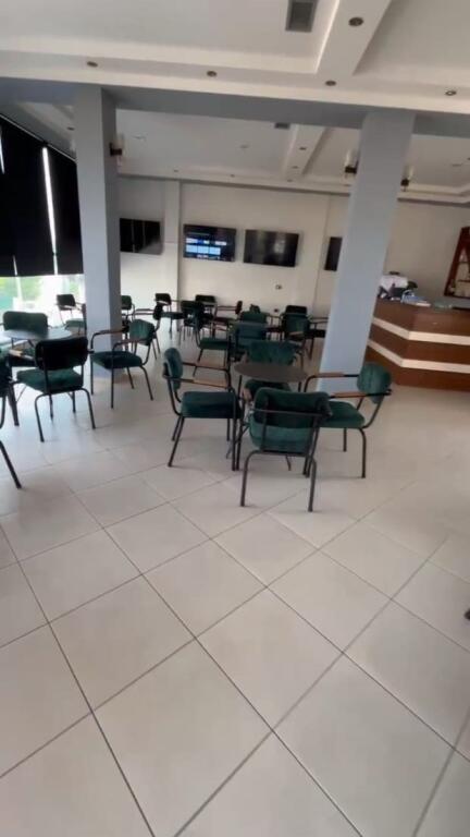 Vendiamo locali commerciali tre piani una villa con una superficie di 300 metri quadrati