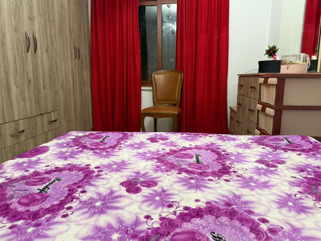 Jepet me qera 1+1 mobiluar kat 2 te stacioni trenit 50000 lek