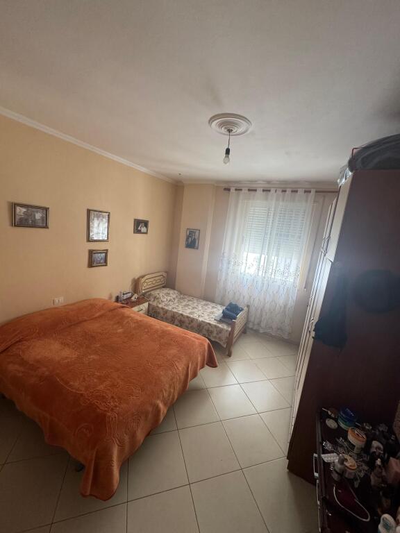 Appartamento 2+1 con 2 bagni in vendita vicino al mercato industriale – Durazzo