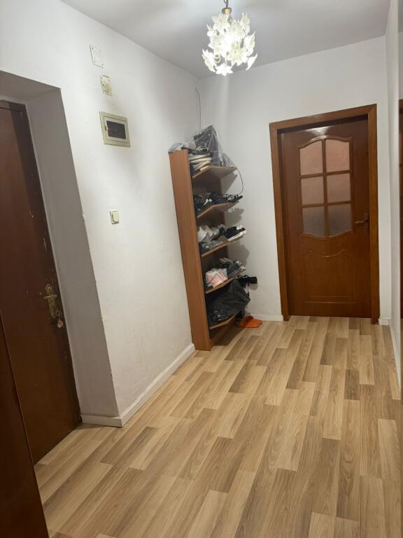 Jepet me qera 1+1 mobiluar kat 2 te stacioni trenit 50000 lek