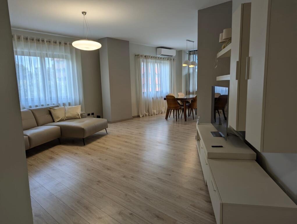 Jepet  me qera apartament  3+1 +2 dhe 1 post parkim (Gjimnazi Petro Nini)