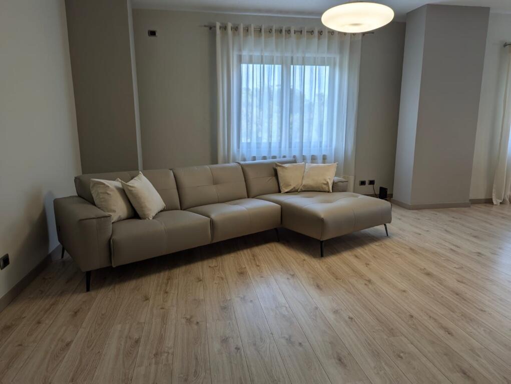 Jepet  me qera apartament  3+1 +2 dhe 1 post parkim (Gjimnazi Petro Nini)