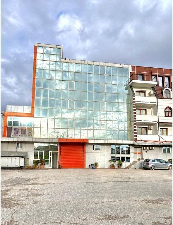 Business building for rent in the New Ring!