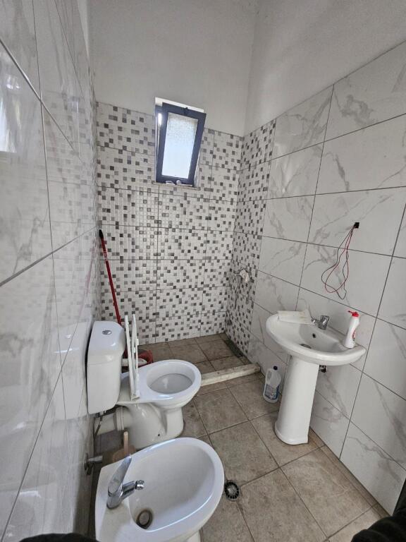 LARGE BUSINESS PREMISES FOR RENT WITH NATURAL LIGHTING AND BALCONY, DURRES HOSPITAL!!!!!