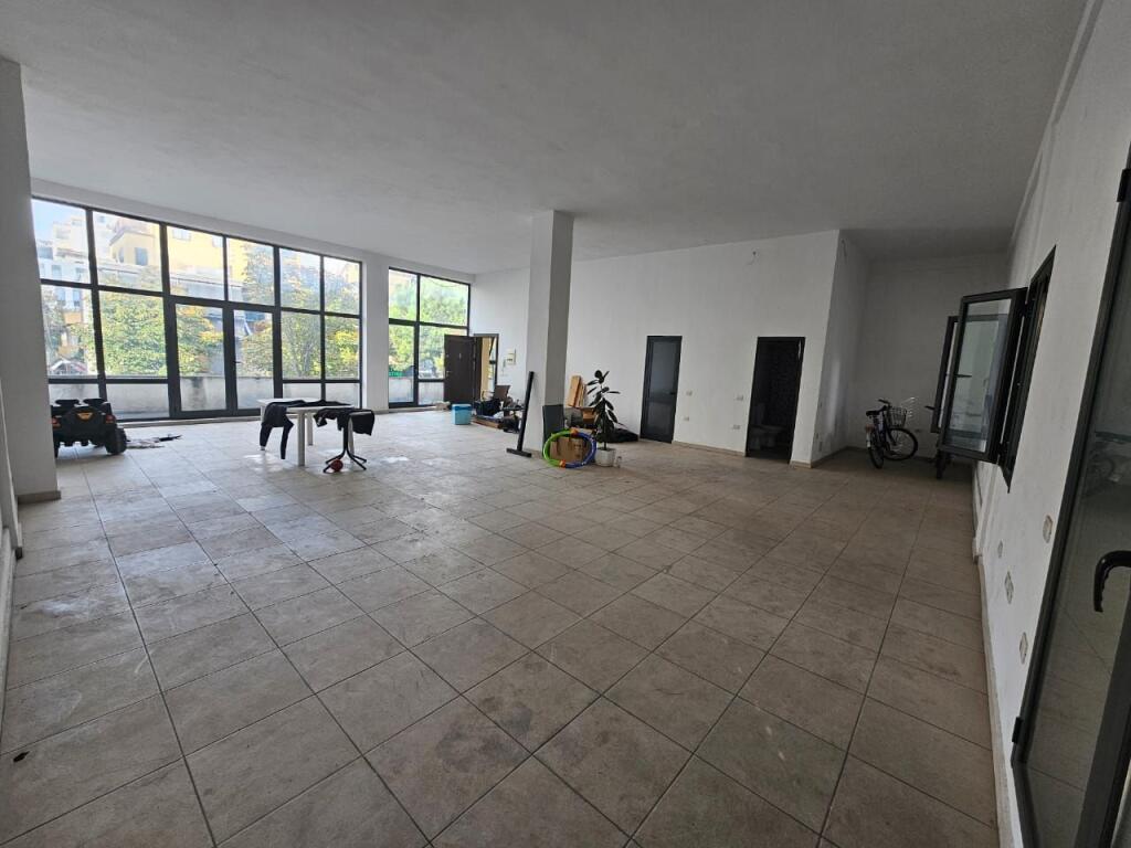 LARGE BUSINESS PREMISES FOR RENT WITH NATURAL LIGHTING AND BALCONY, DURRES HOSPITAL!!!!!