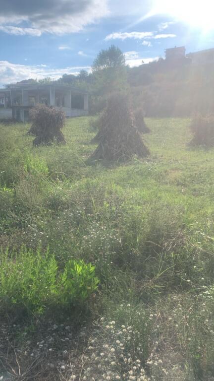 Terreno con ipoteca in vendita a Golem con una superficie di 1840 metri