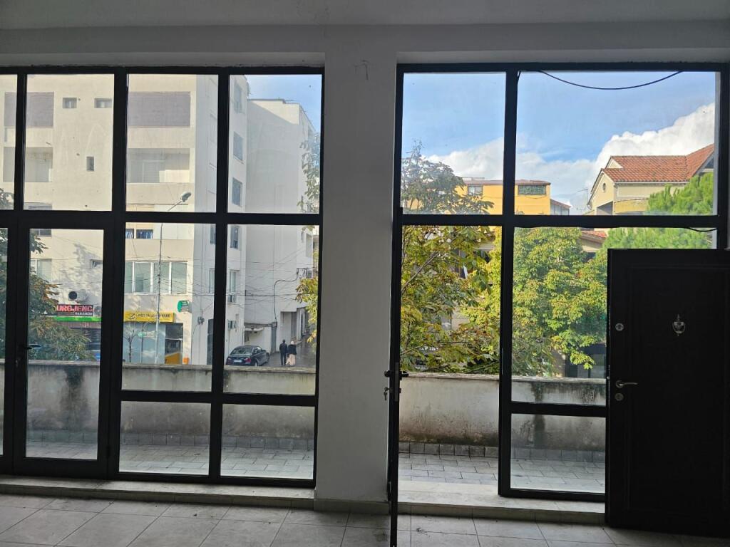 LARGE BUSINESS PREMISES FOR RENT WITH NATURAL LIGHTING AND BALCONY, DURRES HOSPITAL!!!!!