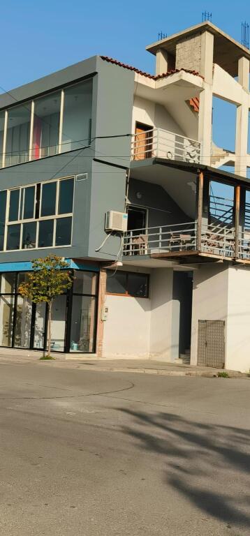 Vendiamo locali commerciali tre piani una villa con una superficie di 300 metri quadrati