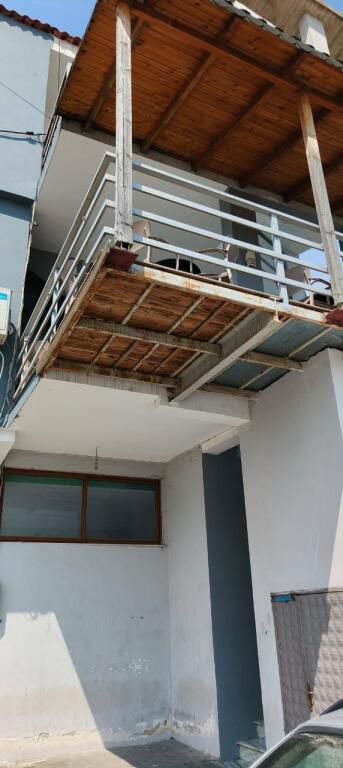 Vendiamo locali commerciali tre piani una villa con una superficie di 300 metri quadrati