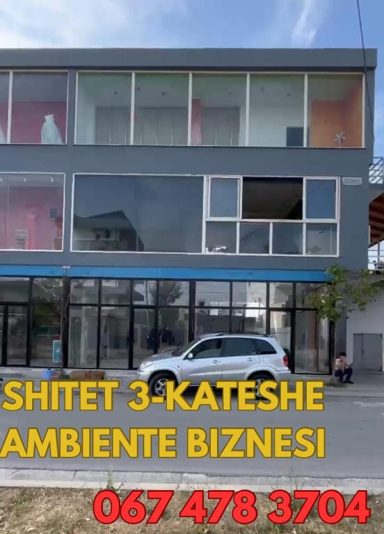 Vendiamo locali commerciali tre piani una villa con una superficie di 300 metri quadrati