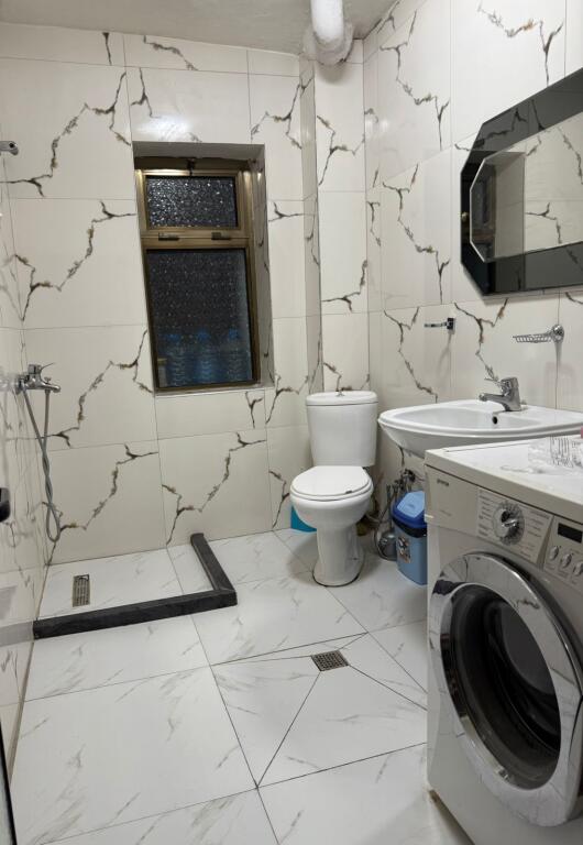 Jepet me qera 1+1 mobiluar kat 2 te stacioni trenit 50000 lek