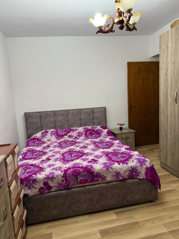 Jepet me qera 1+1 mobiluar kat 2 te stacioni trenit 50000 lek