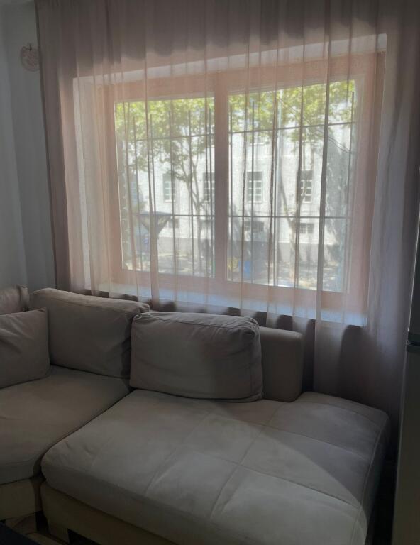 Jepet me qera 1+1 mobiluar kat 2 te stacioni trenit 50000 lek