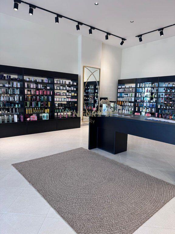 Jepet me qera ambienti te Vila L 1, Buze Rruge!!!