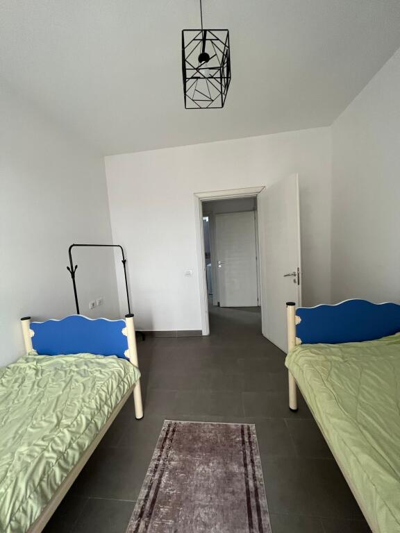 Apartment 2+1, Kamez!