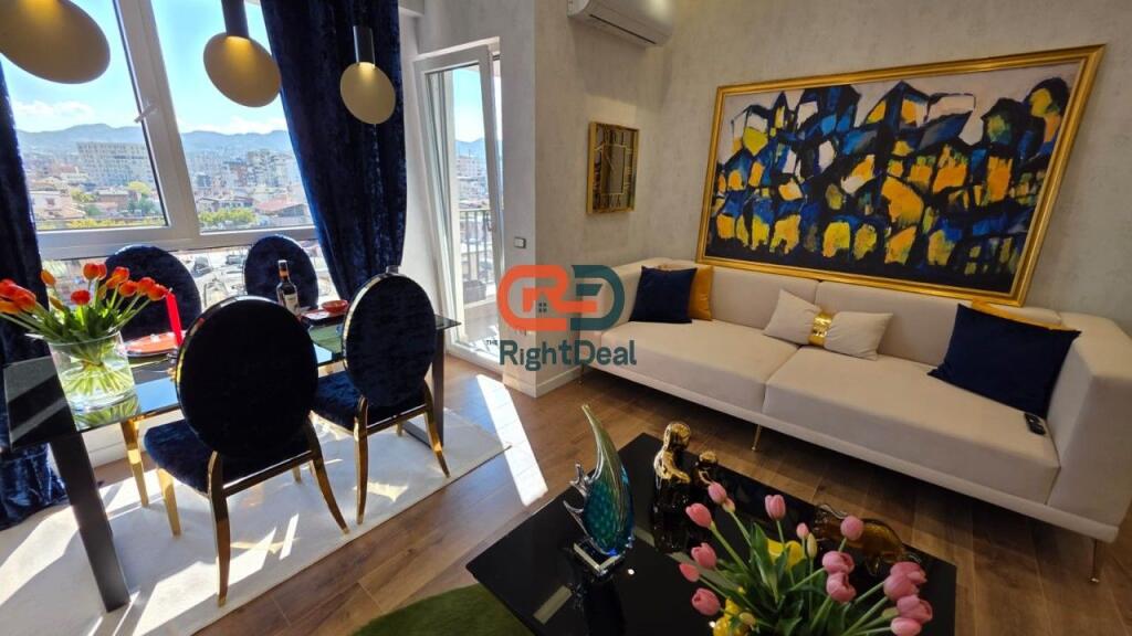 A 21 Dicembre, Vendesi Super Appartamento 2+1 Con Super Posizione!!!