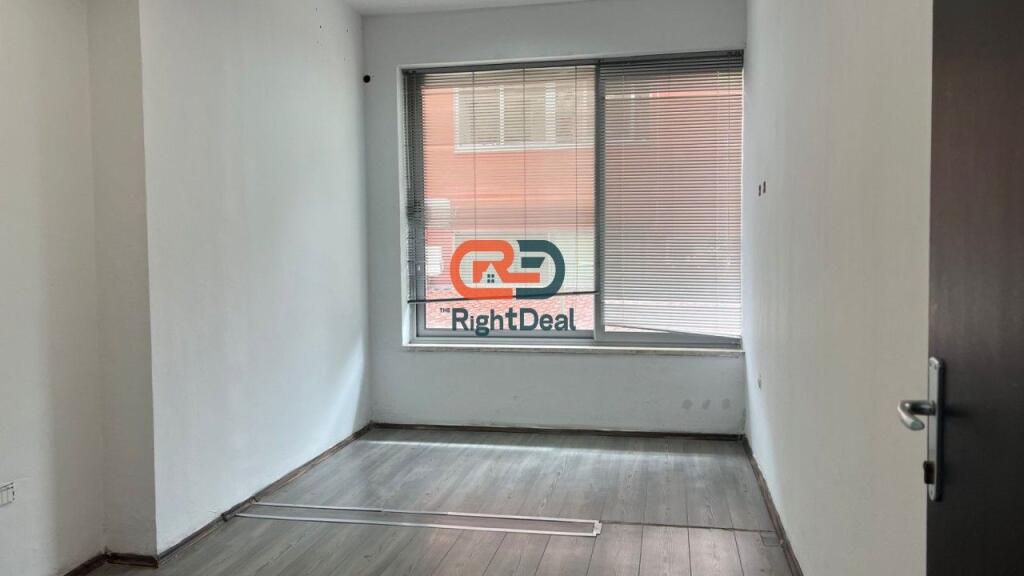 Tek Komuna E Parisit, Jepet Me Qira Ambient Per Zyra Me Lokacion Perfekt!!