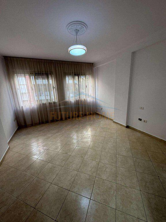 Shitet , Apartament 2+1+2 te “Lin” Yzberisht , Tirane