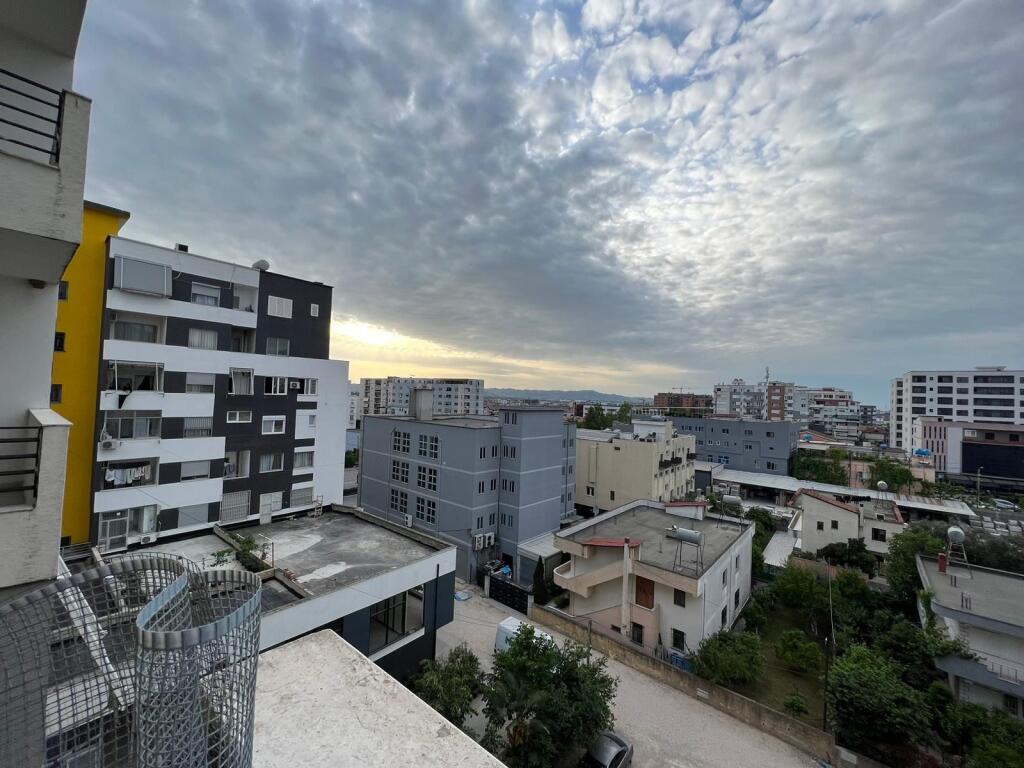 Apartment 2+1, Kamez!