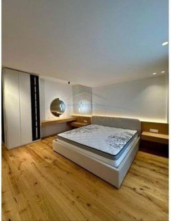 Shitet, Penthouse 3+1+3+2 Poste Parkimi, Liqeni i Thate, Tirane.