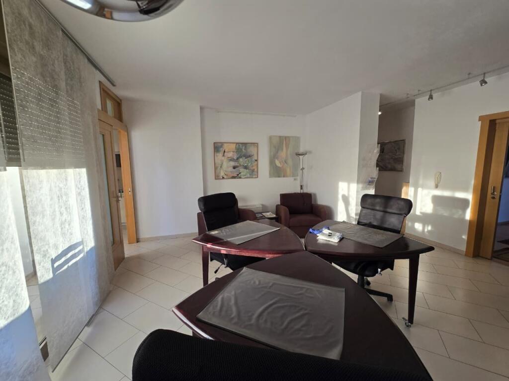 UFFICIO CON 4 AMBIENTI IN AFFITTO IN CENTRO