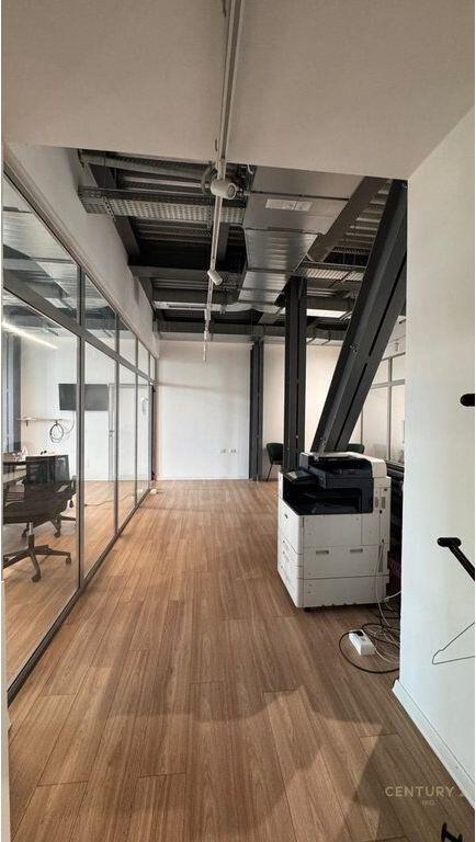 Jepet me qira ambient per zyra i mobiluar – Komuna e Parisit, pranë Kika 2!