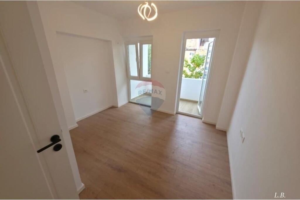 Shitet Apartament 2+1 në Rrugën e Kavajës !