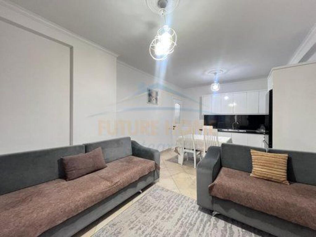 Shitet, Apartament 2+1+2, Fresku, Tiranë.