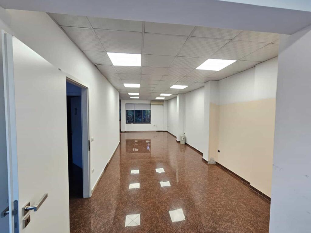 Edificio di 3 piani in affitto a Myslym Shyri (ID BZ2731) Tirana