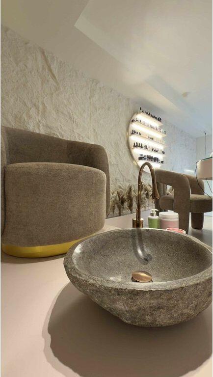 Jepet me qira ambient profesional për estetiste thonjsh – Kompleksi MARGA! 250 € /Muaj