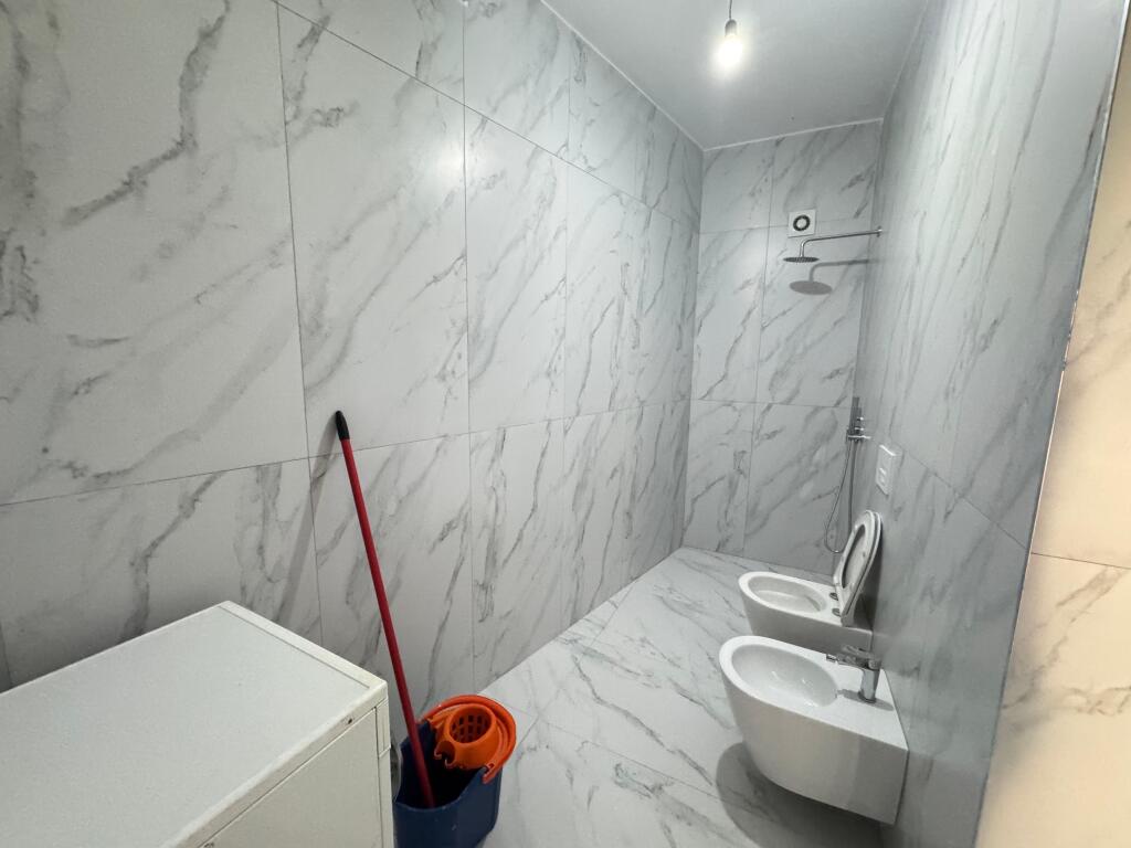 Affittasi appartamento 1+1  Indirizzo: Ali demi Complesso kaimi Arredato  Piano 2  Prezzo 40.000 lek