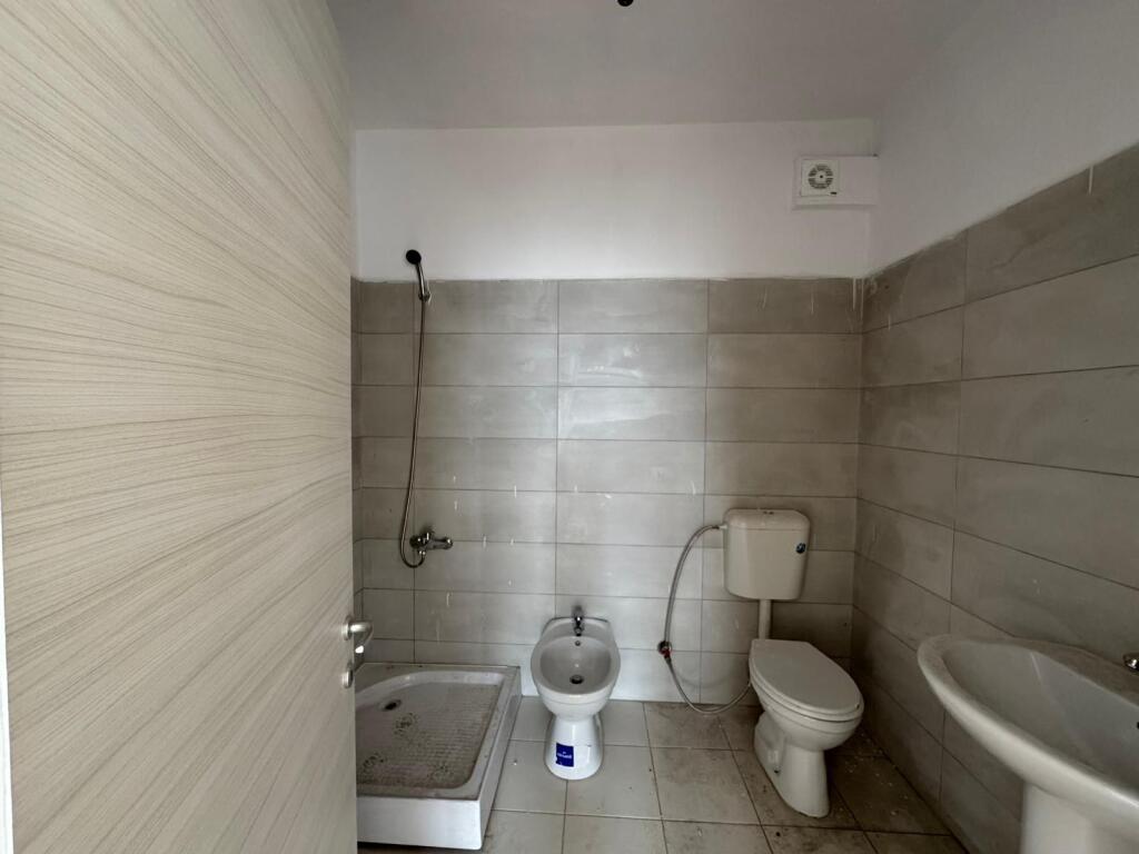 Shitet Apartament 2+1+2 + Verandë , Pallatet Fratar, Tiranë