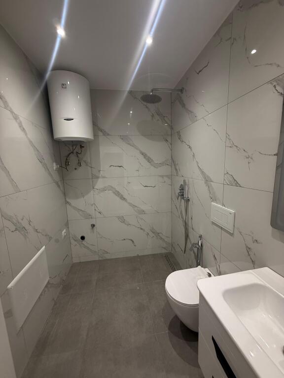 APARTAMENT 1+1 PER SHITJE PRANE QENDRES