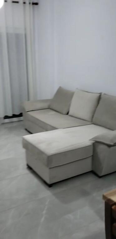Jepet me Qera apartament 2+1 i sapo mobiluar 550€