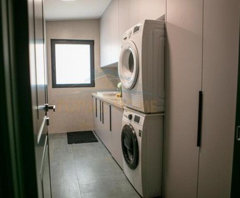 Shitet, Penthouse 3+1+3+2 Poste Parkimi, Liqeni i Thate, Tirane.