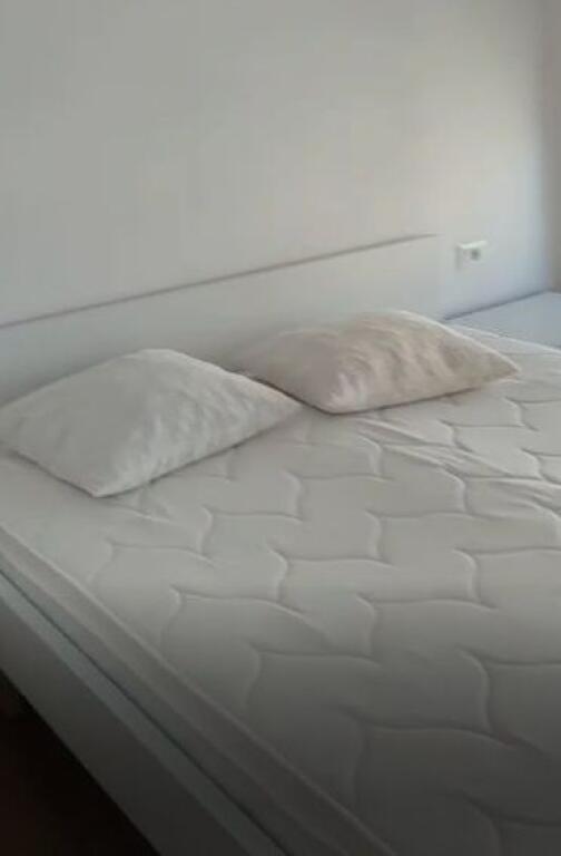 Appartamento 1+1 In Affitto a Ali Demi, Nel Complesso Kadiu, Tirana