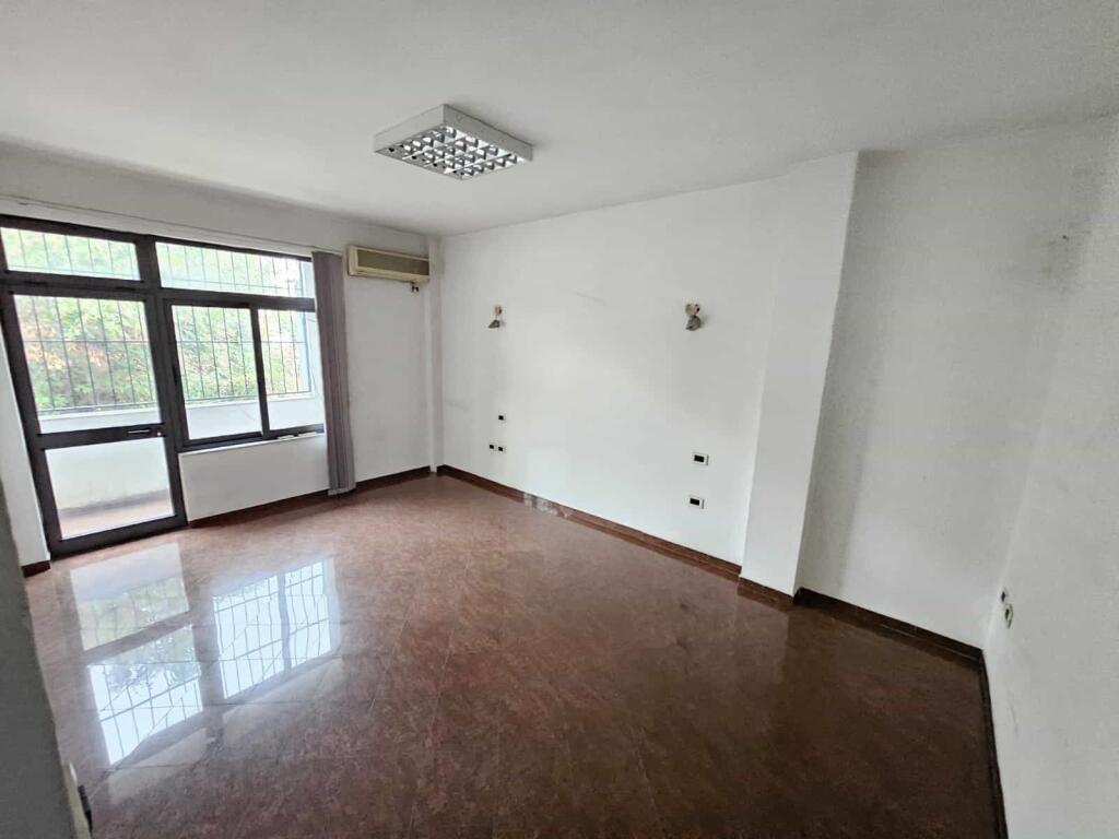 Edificio di 3 piani in affitto a Myslym Shyri (ID BZ2731) Tirana