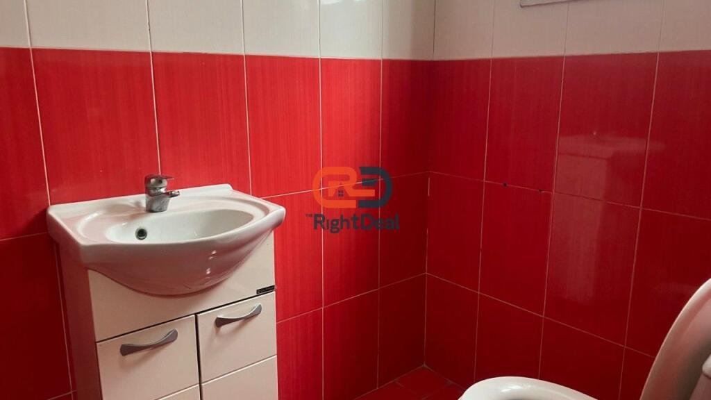 Tek Komuna E Parisit, Jepet Me Qira Ambient Per Zyra Me Lokacion Perfekt!!