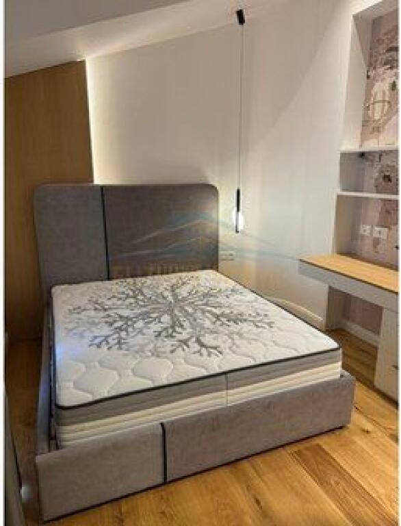 Shitet, Penthouse 3+1+3+2 Poste Parkimi, Liqeni i Thate, Tirane.